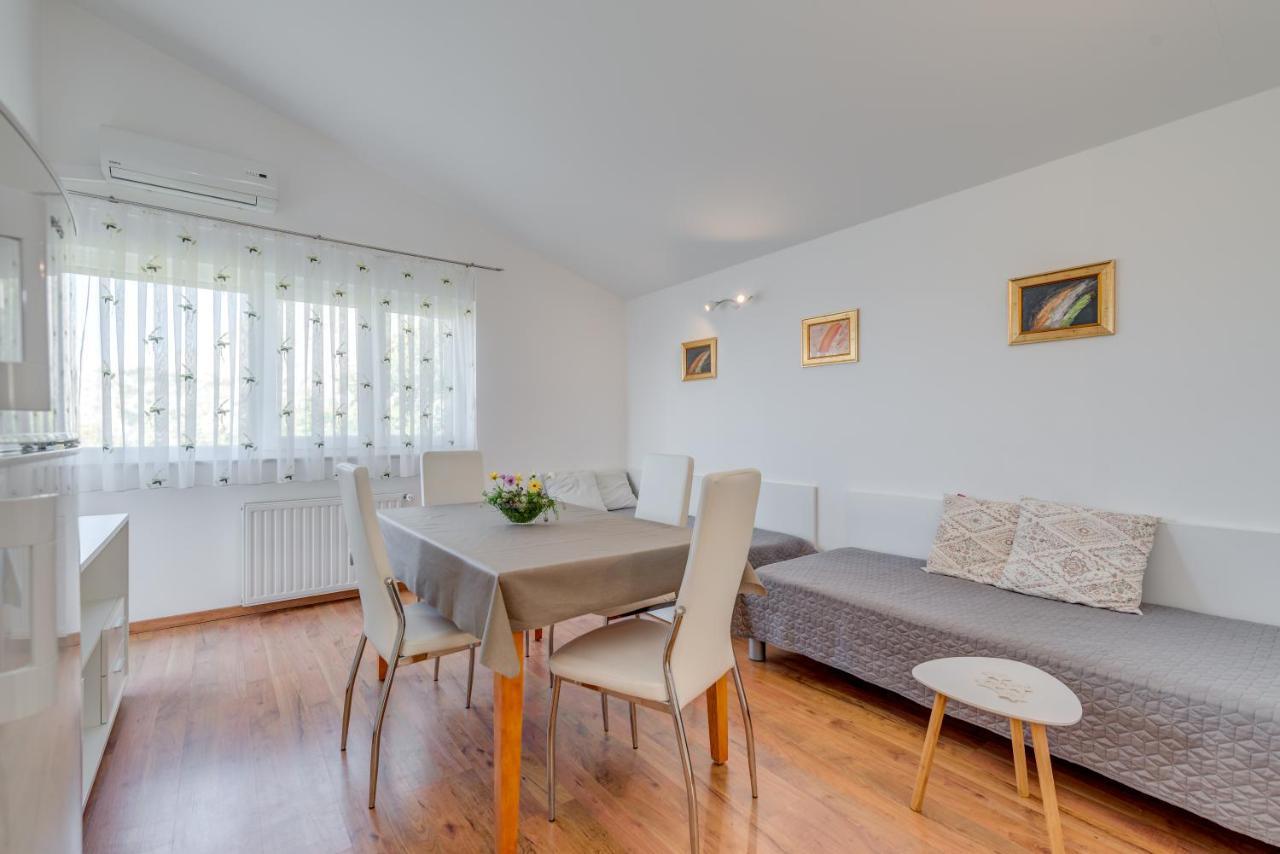 Apartment Pikolo Omis Tice
