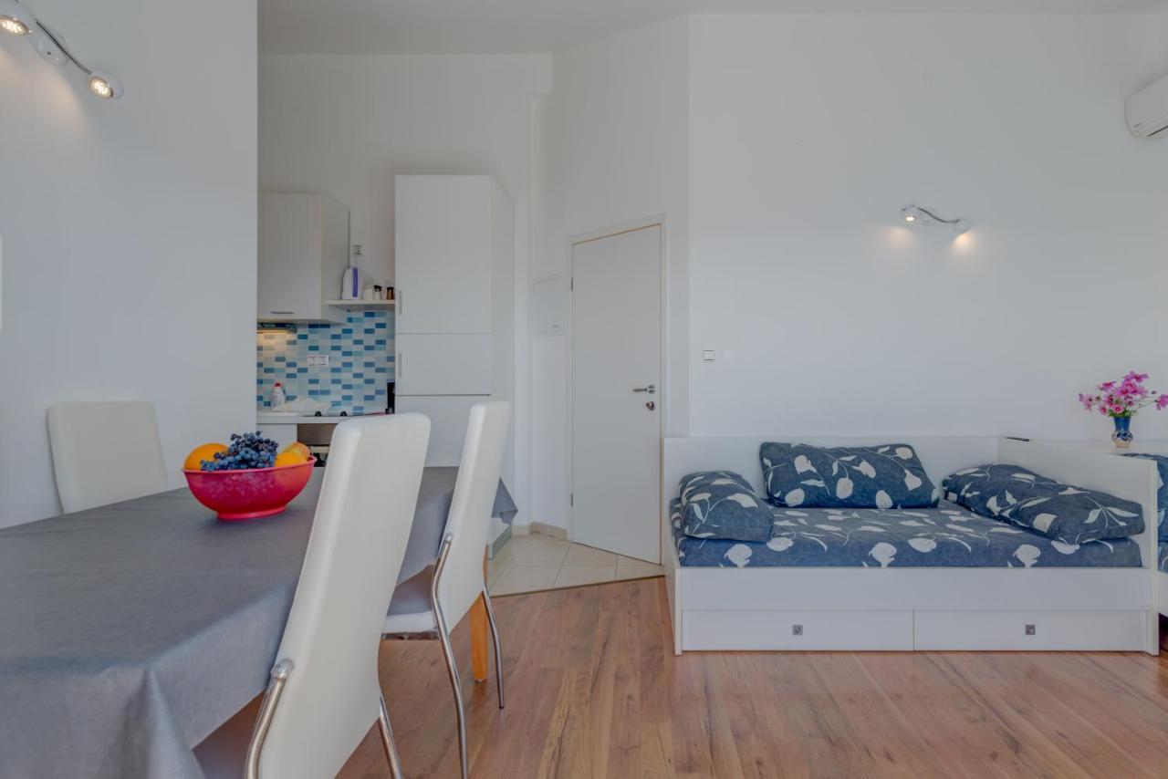Apartment Pikolo Omis Tice